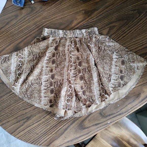 - Pretty Little Thing Shorts size 4 - Picture 6 of 6